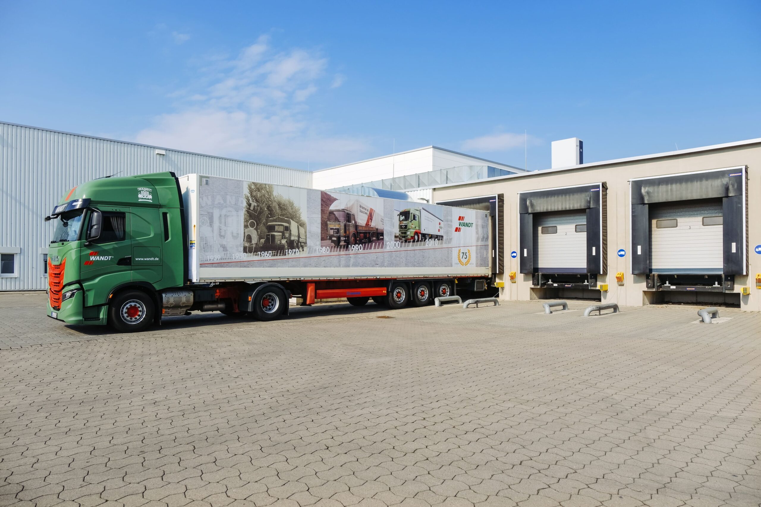 Lkw vor Lager mit Ladebuchten.